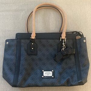 Guess, medium bag. Used 1-2 times.